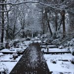Das Foto zeigt schneebedeckte Gräber auf dem Friedhof 