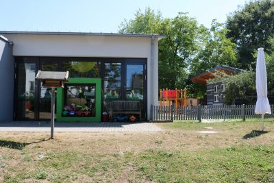 Das Foto zeigt die Außenansicht der Kita Schwemlingen.