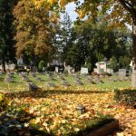 Das Foto zeigt Grabstätten auf dem Propsteifriedhof in der Kernstadt. 