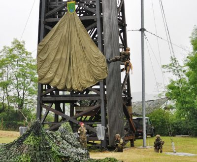 L'image montre une presentation de la Bundeswehr. Un soldat monte une tour. 