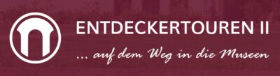 Das Foto zeigt einen weinroten Kasten in dem in weißer Schrift die Worte Entdeckertouren 2 stehen, darunter sind drei Pünktchen und die Worte auf dem Weg in die Museen.