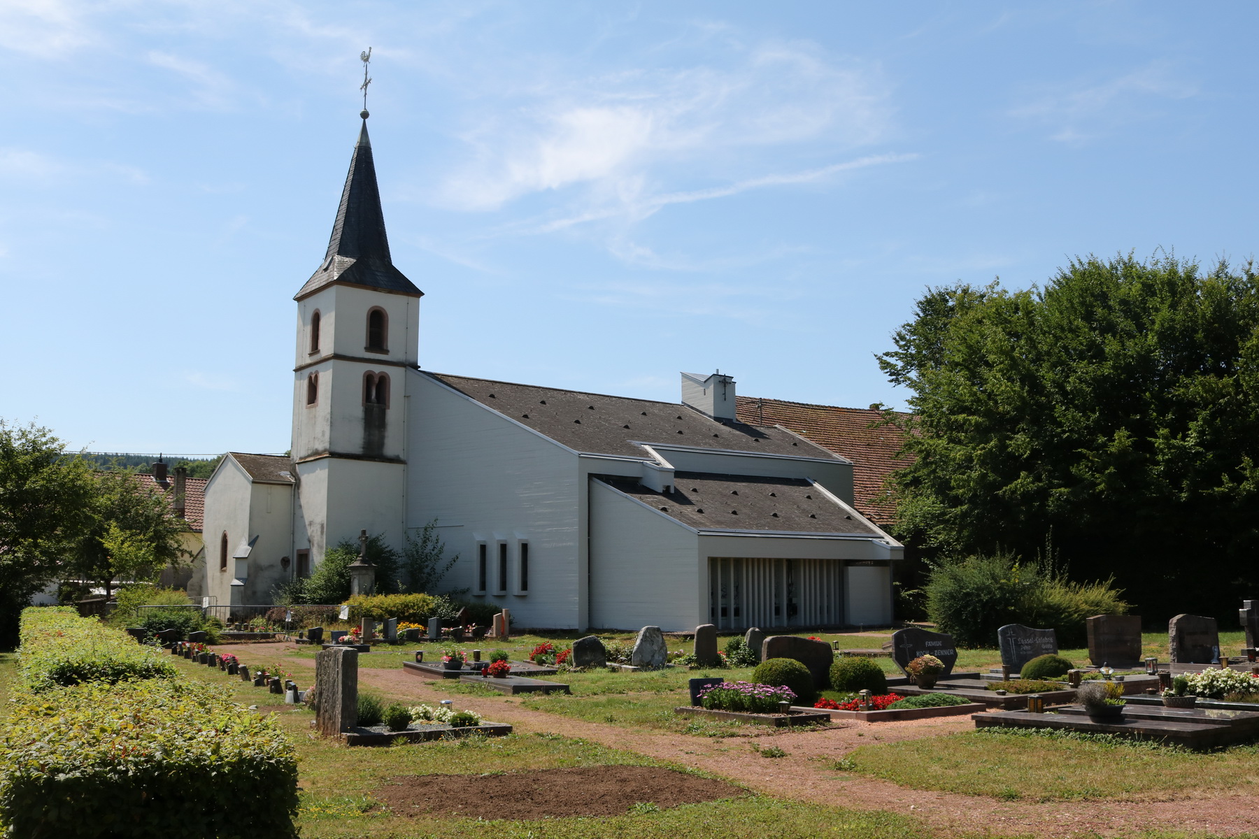 Das Foto zeigt die Kirche und einen Teil des Friedhofs im Stadtteil Mechern.