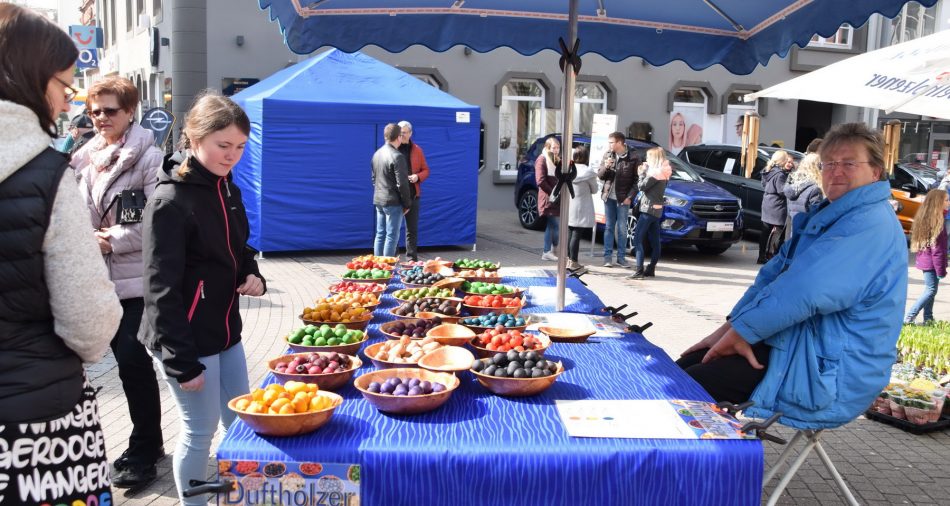 Das Foto zeigt einen Stand beim Merziger Frühlingsfest.