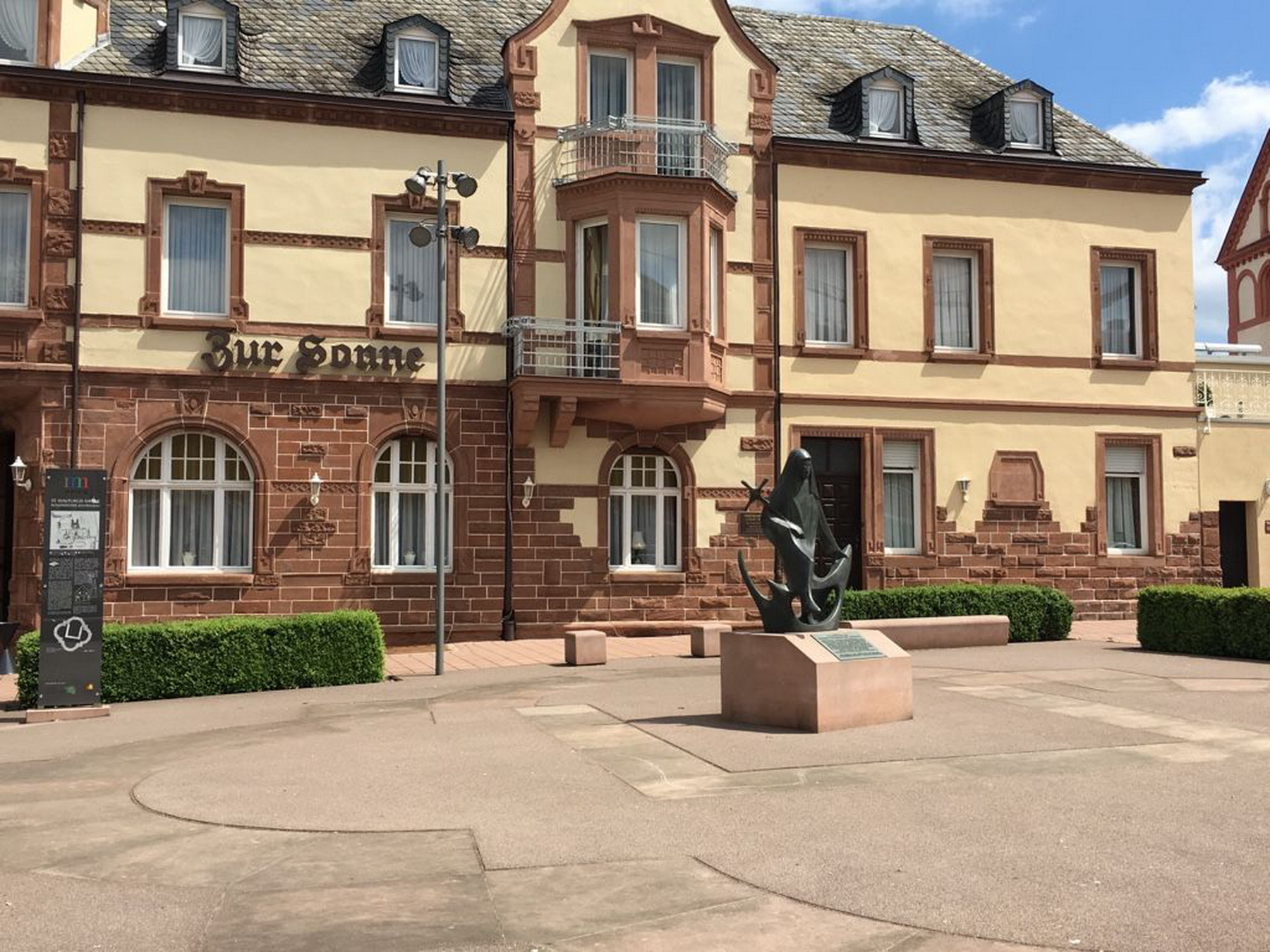 Das Foto zeigt die Statue der Heiligen Walpurgis auf dem Kirchplatz St. Peter.