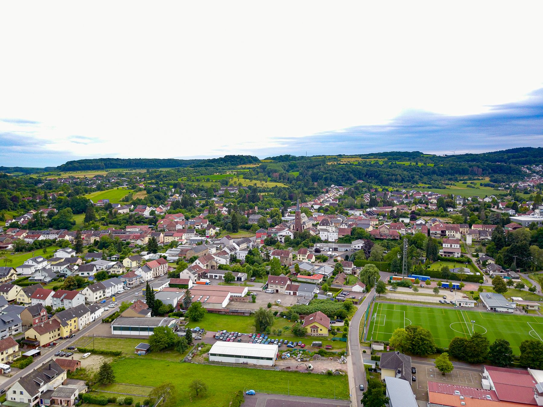 Das Foto zeigt eine Luftaufnahme vom Stadtteil Hilbringen.