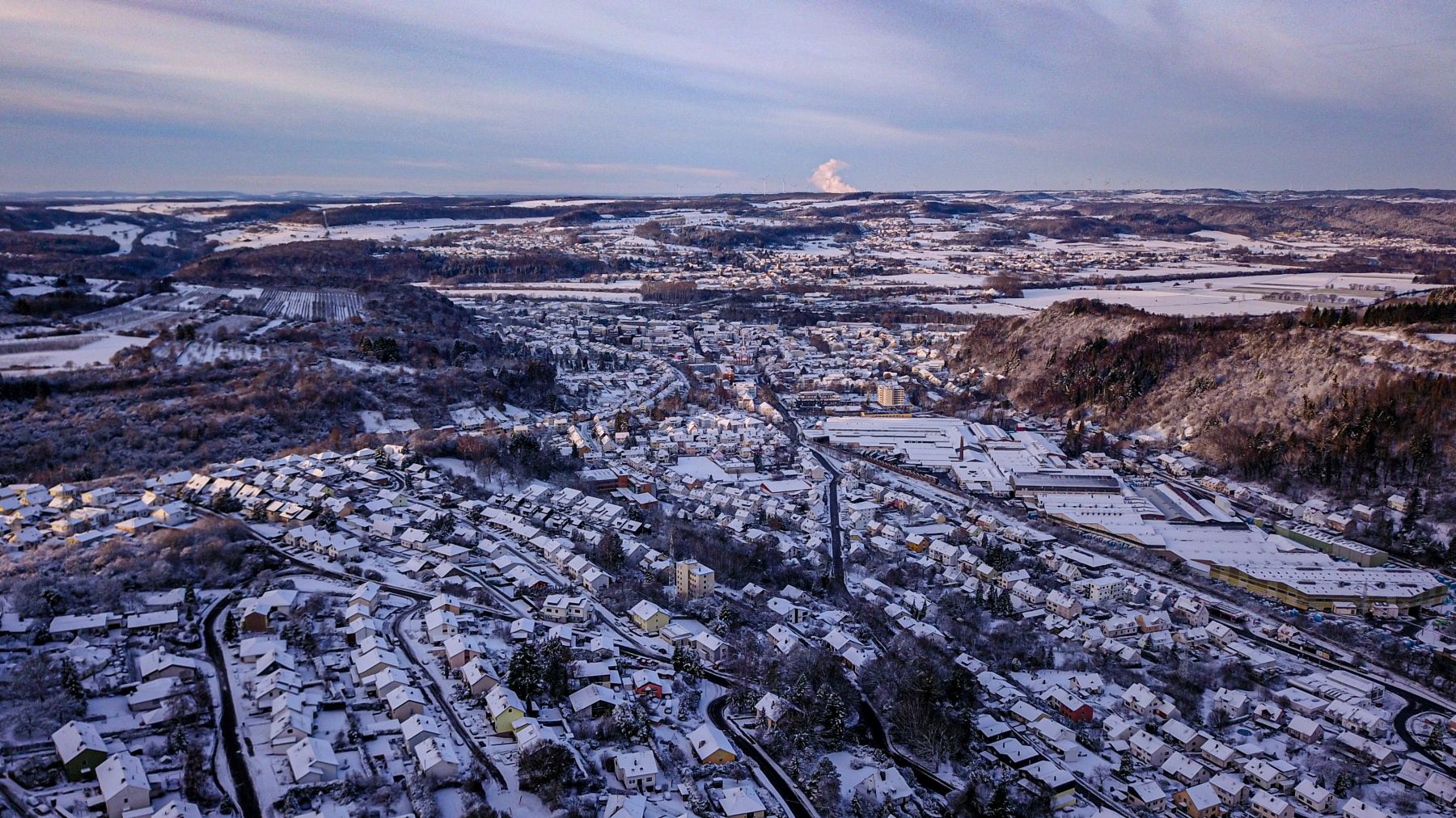 Das Foto zeigt eine Luftaufnahme der verschneiten Kernstadt.