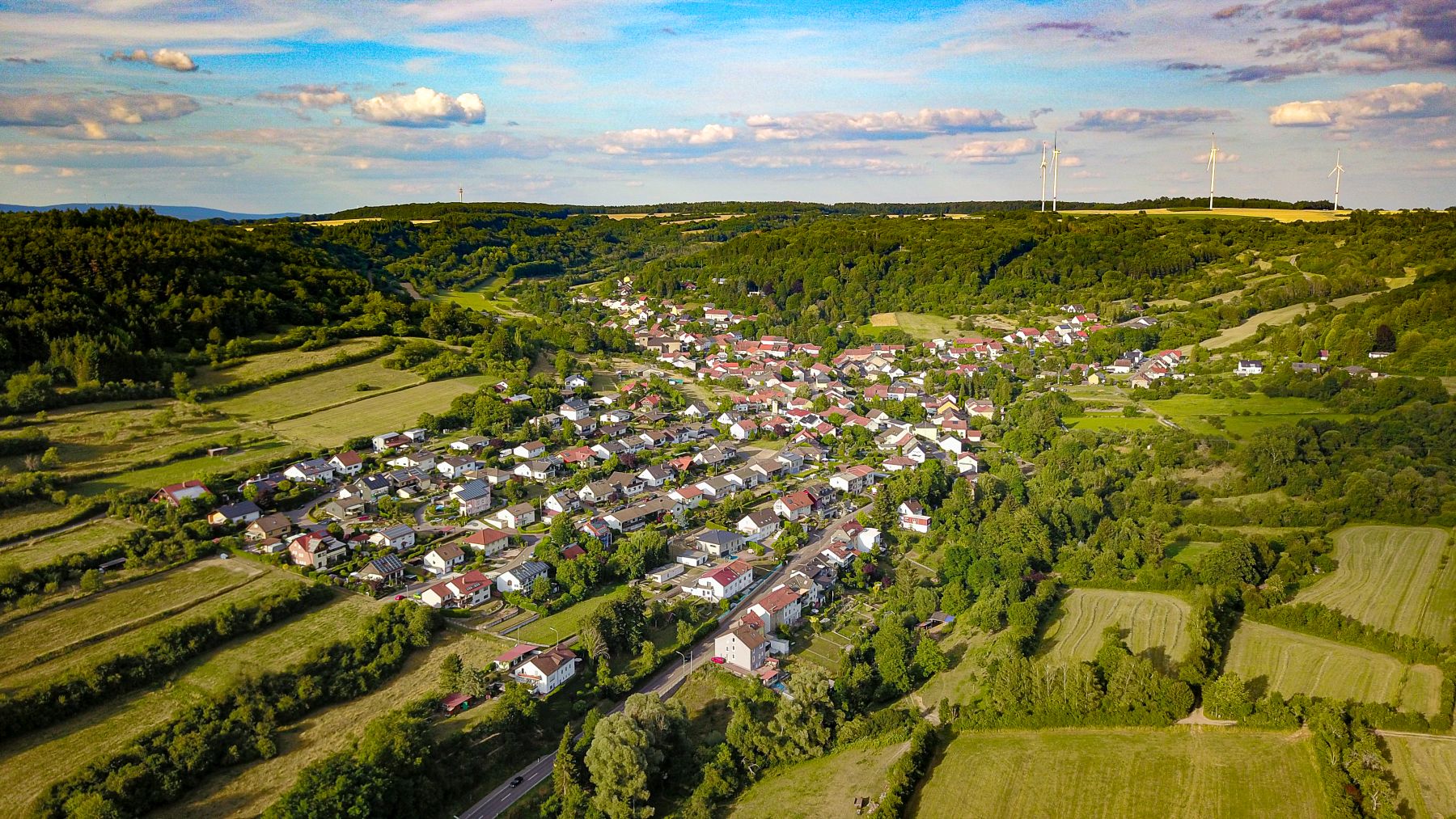 Das Foto zeigt eine Luftaufnahme vom Stadtteil Merchingen.