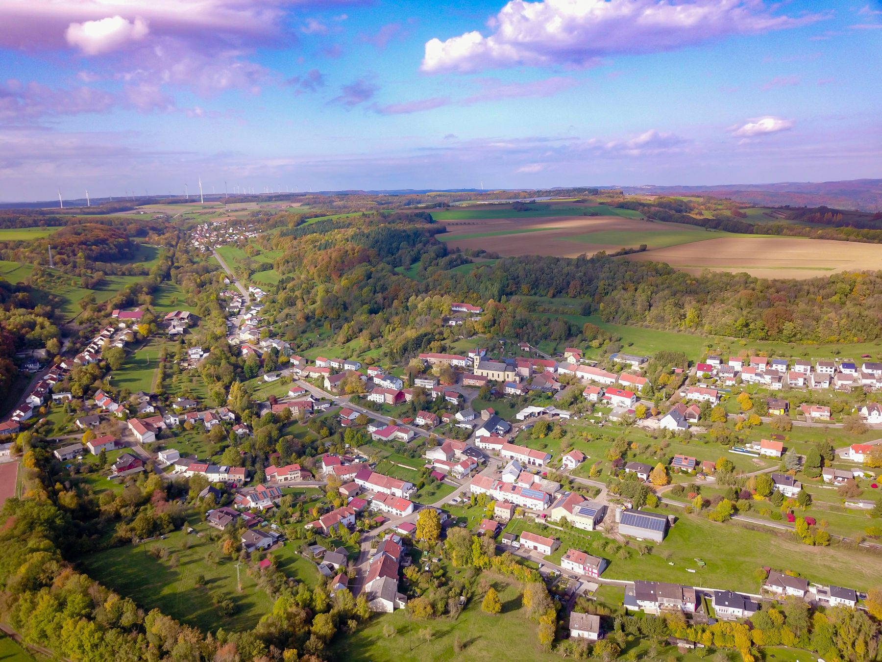 Das Foto zeigt eine Luftaufnahme vom Stadtteil Mondorf.
