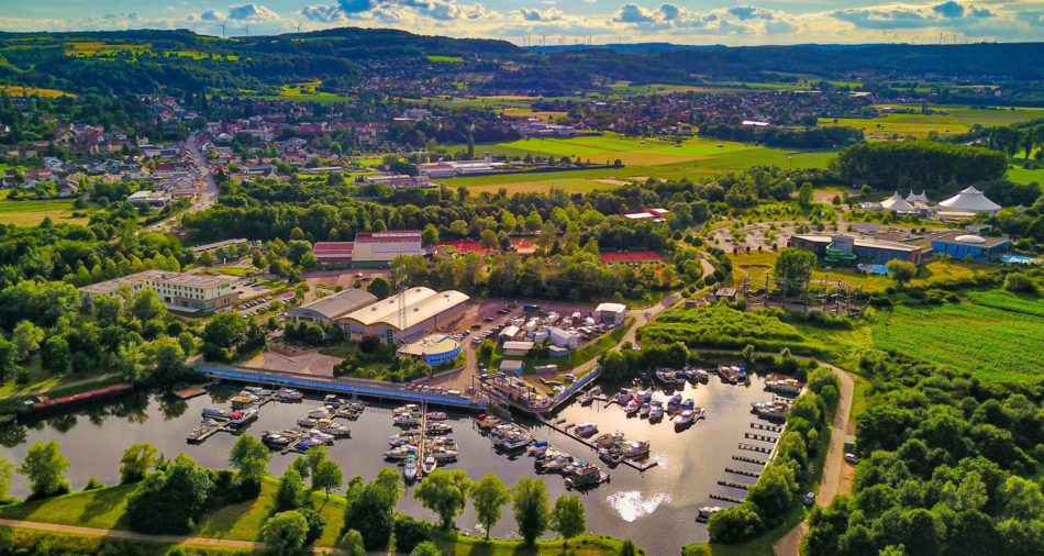Das Foto zeigt eine Luftaufnahme vom Sport- und Freizeitpark im Stadtteil Hilbringen.