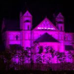 Das Foto zeigt die lila beleuchtete Rückseite der Pfarrkirche St. Peter im Rahmen der Aktion 