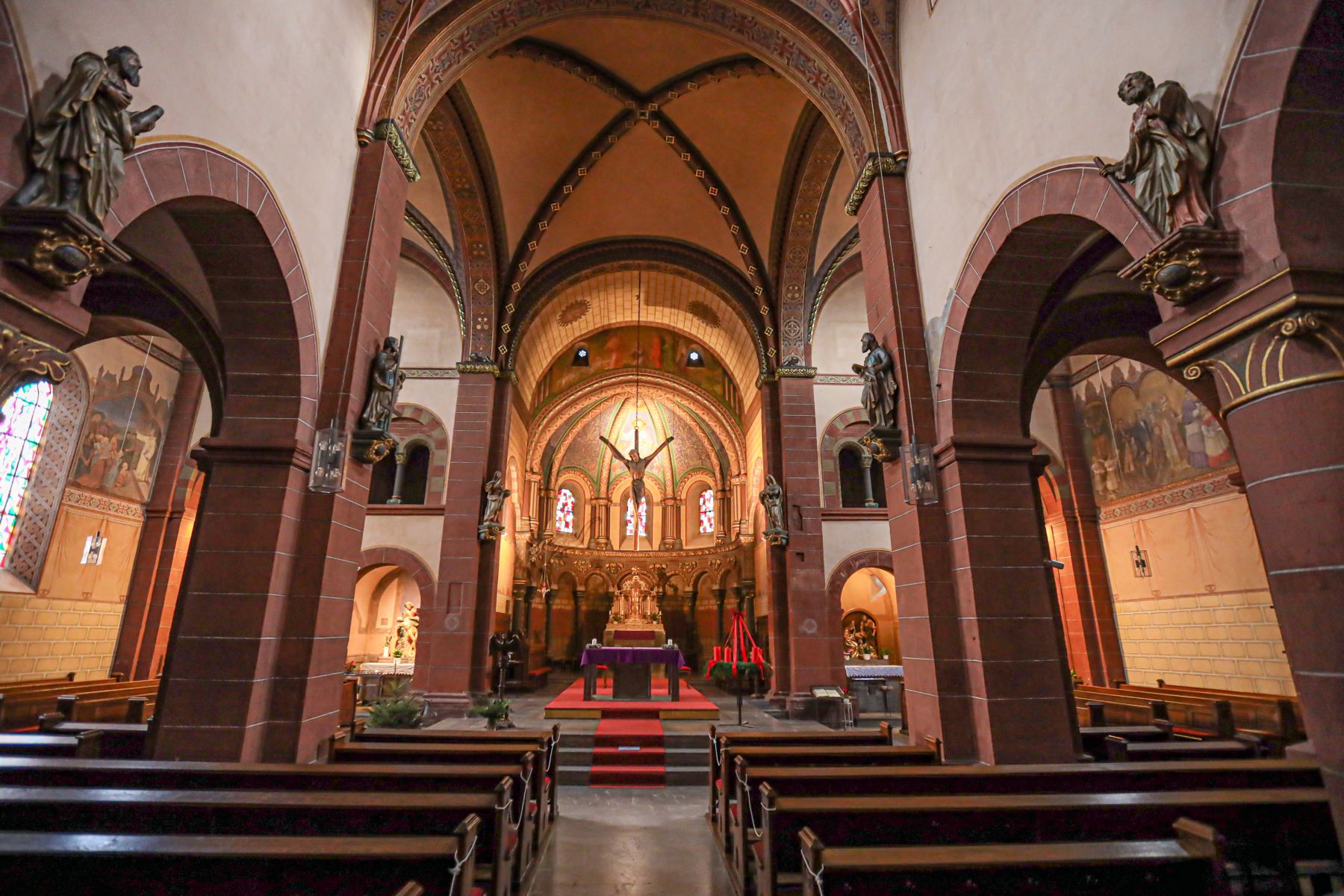 Das Foto zeigt die Pfarrkirche St. Peter von innen, zu sehen sind u. a. die Sitzbänke sowie der Bereich um den Altar.
