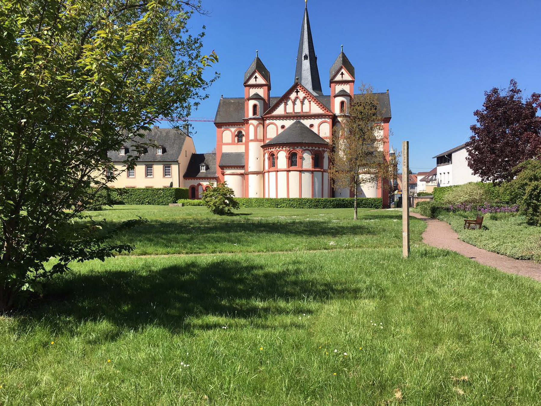 Das Foto zeigt die Rückansicht der Pfarrkirche St. Peter.