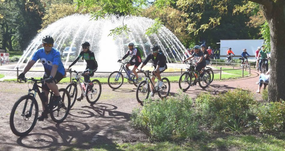 Das Foto zeigt eine Gruppe Radfahrer im Stadtpark bei SAAR PEDAL. 