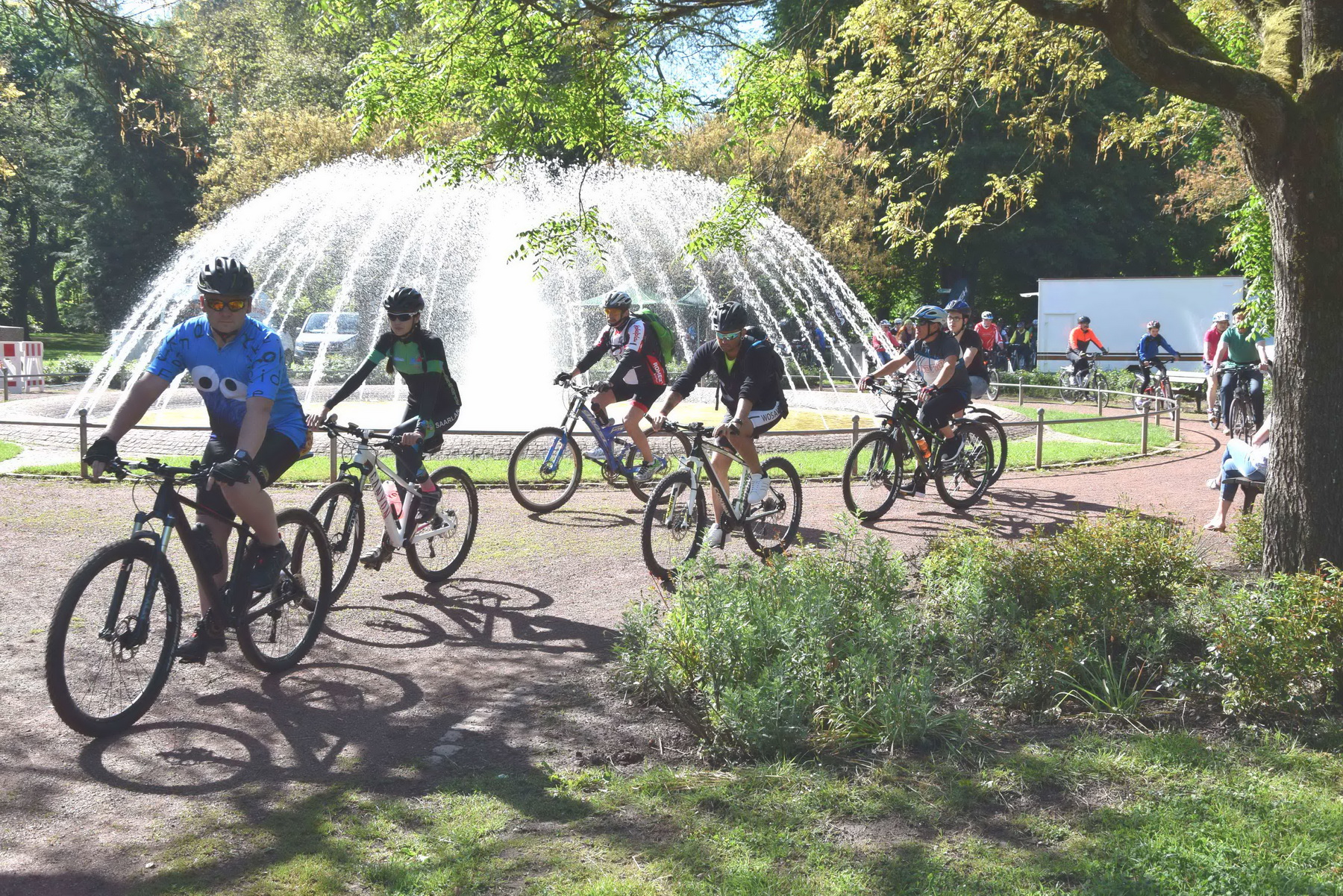 Das Foto zeigt eine Gruppe Radfahrer im Stadtpark bei SAAR PEDAL.