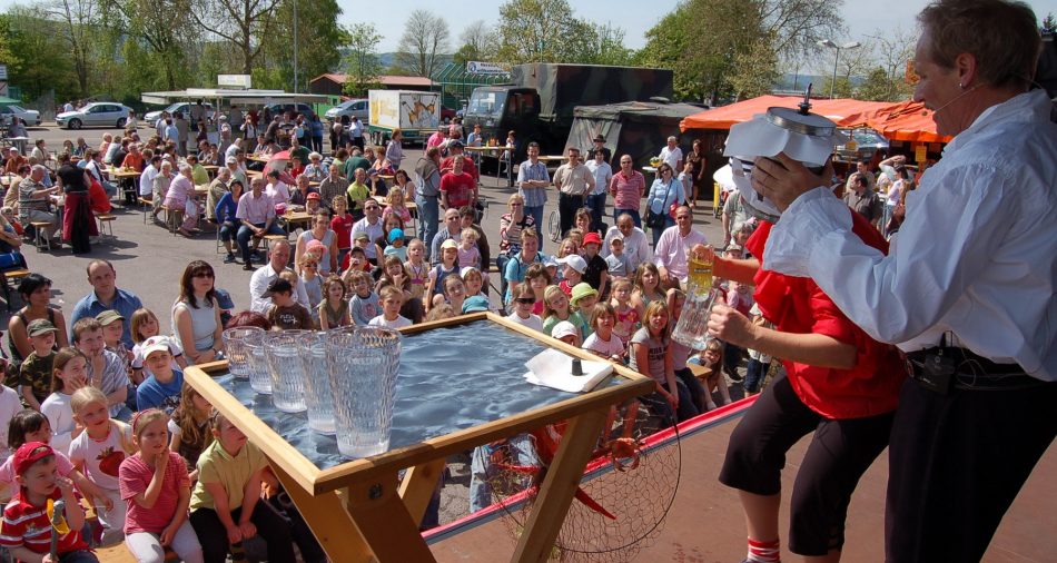 Auf diesem Foto tritt ein Zauberer vor einem Kinderpublikum beim Tierparkfest auf.