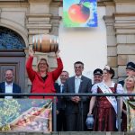 Auf dem Foto sieht man Wirtschaftsministerin Anke Rehlinger und Bürgermeister Marcus Hoffeld bei der Eröffnung des Viezfests am Merziger Stadthaus.