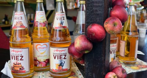 Das Foto zeigt Flaschen sowie dekorierte Äpfel auf dem Viezfest.
