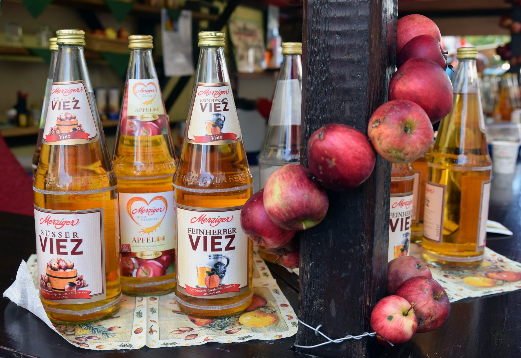 Das Foto zeigt Flaschen sowie dekorierte Äpfel auf dem Viezfest.