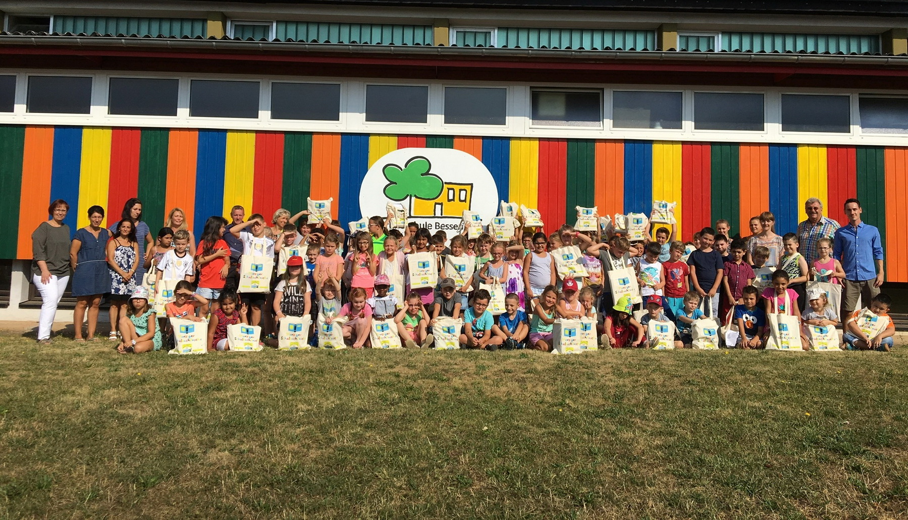 Das Foto zeigt die Kinder der Grundschule Besseringen mit ihren Fairtrade-Taschen.