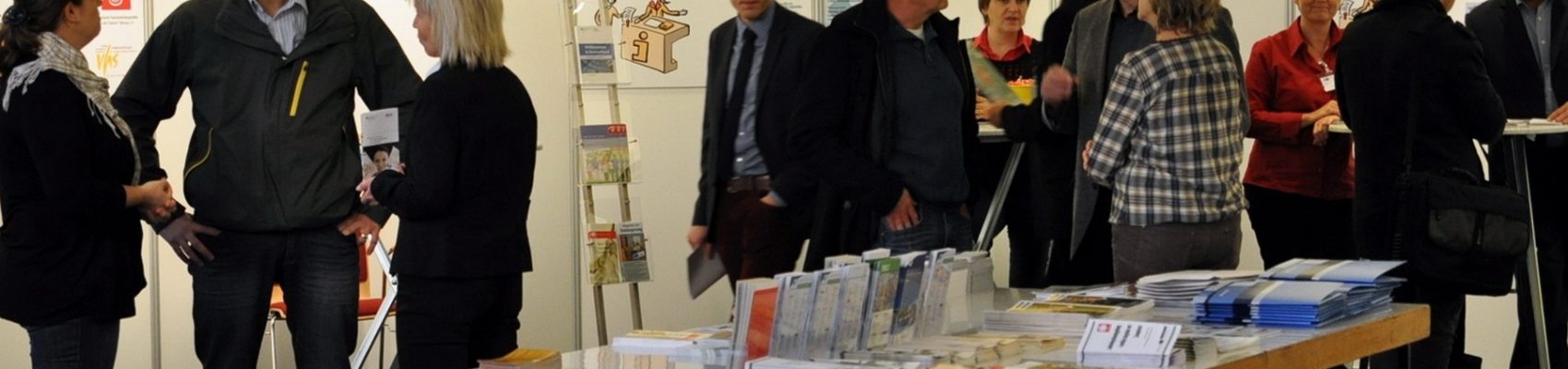 Das Foto zeigt Aussteller und Besucher der Messe