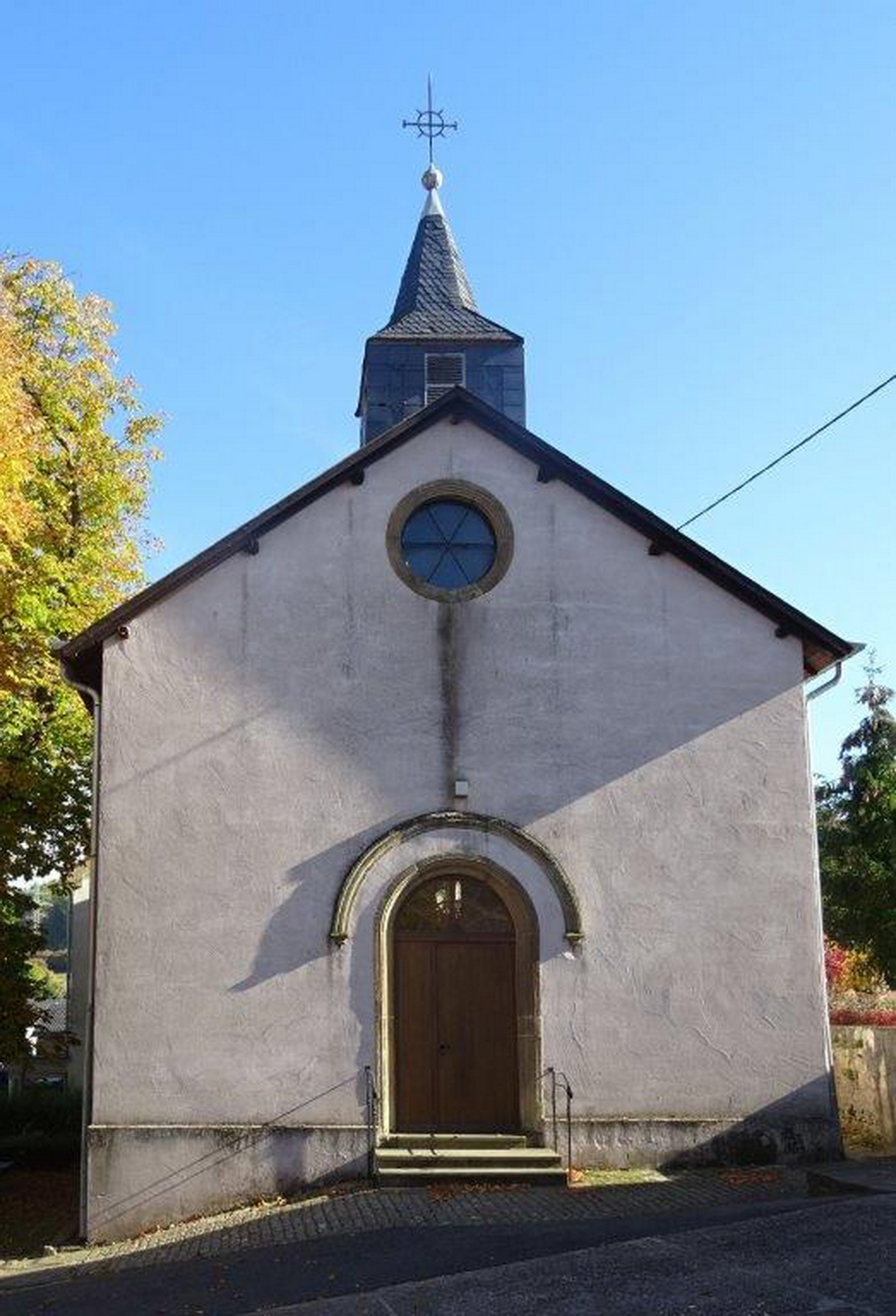 Das Foto zeigt die Außenansicht der Kapelle Wellingen.