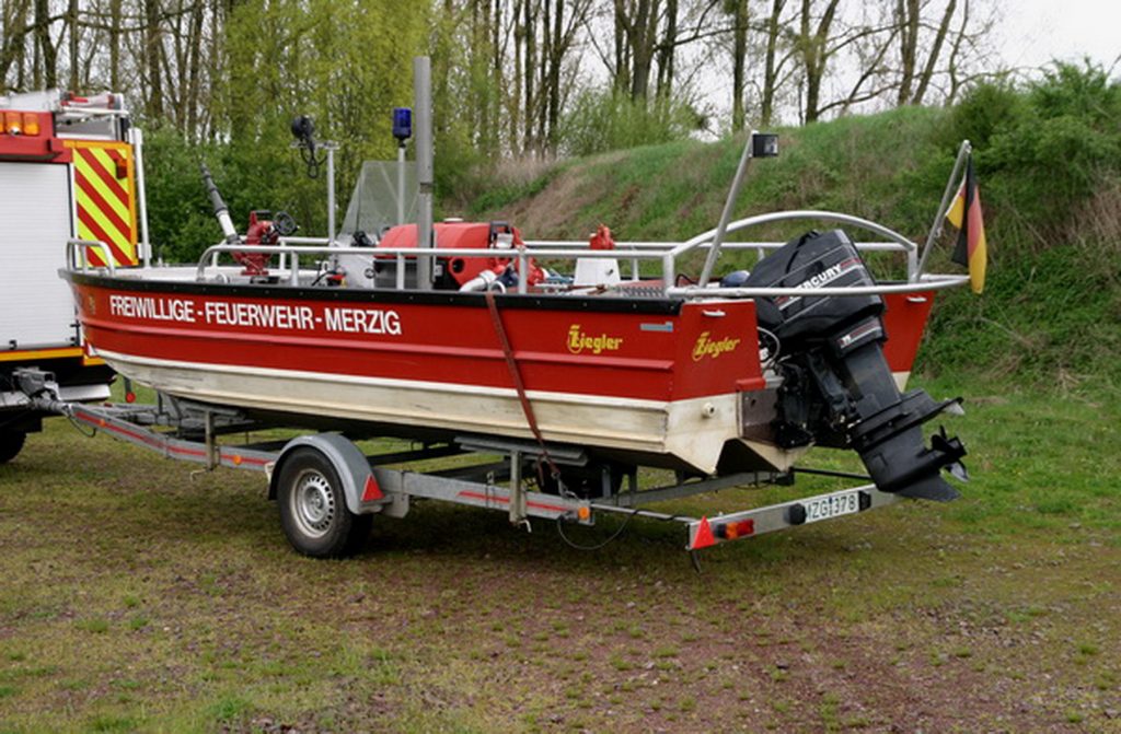 Das Bild zeigt das Mehrzweckboot der Freiwilligen Feuerwehr Merzig.