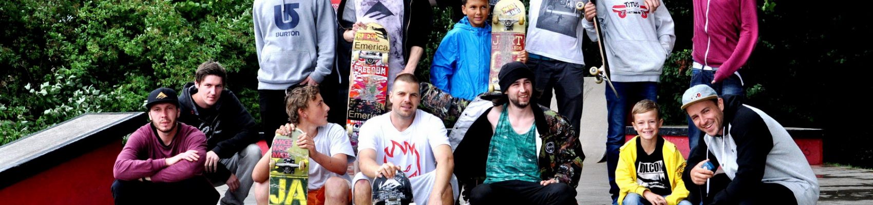 Das Foto zeigt Jugendliche im Skatepark am Blättelbornweiher.