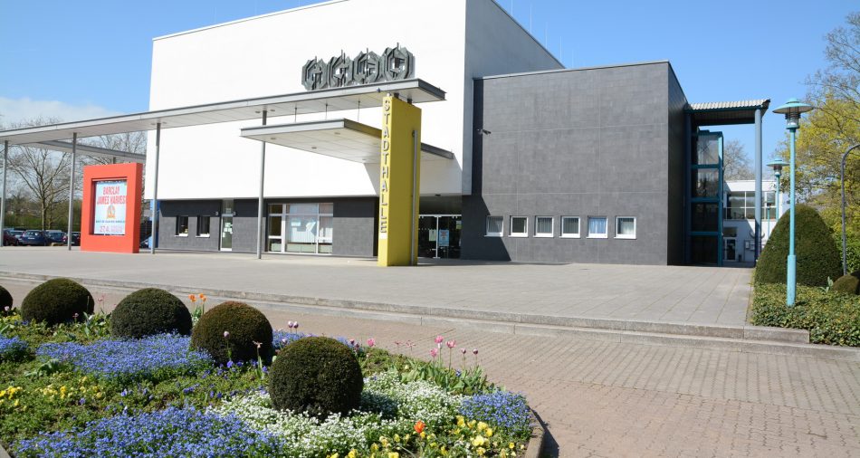 Das Foto zeigt die Frontansicht der Stadthalle Merzig.