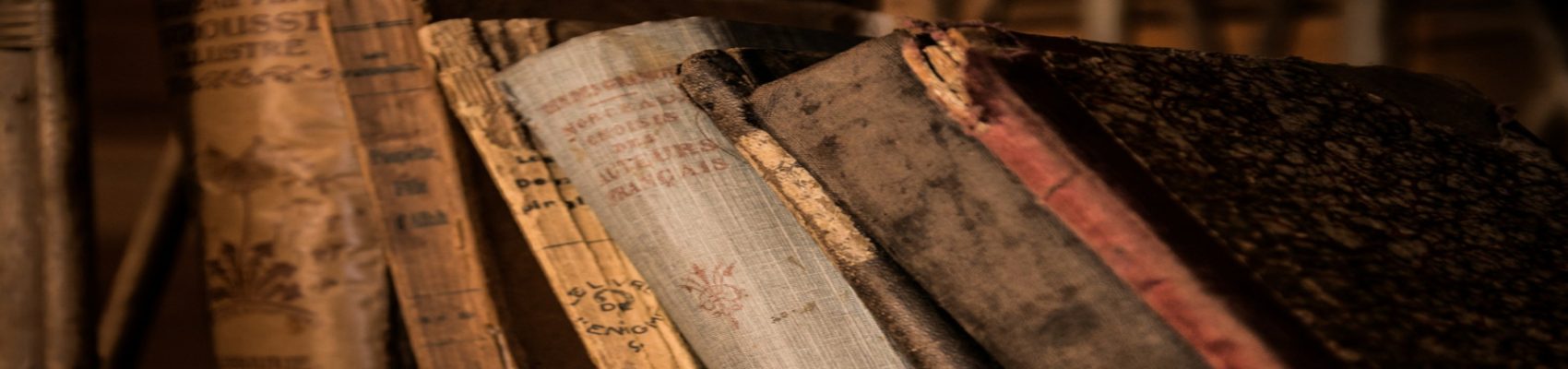 Bei dem Foto handelt es sich um ein Stockfoto, das mehrere alte Bücher zeigt.