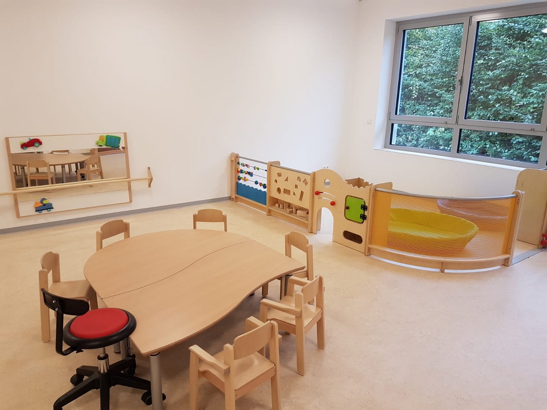 This photo shows the inside of nursery Ballern where you can find a round table and small chairs for the childen.
