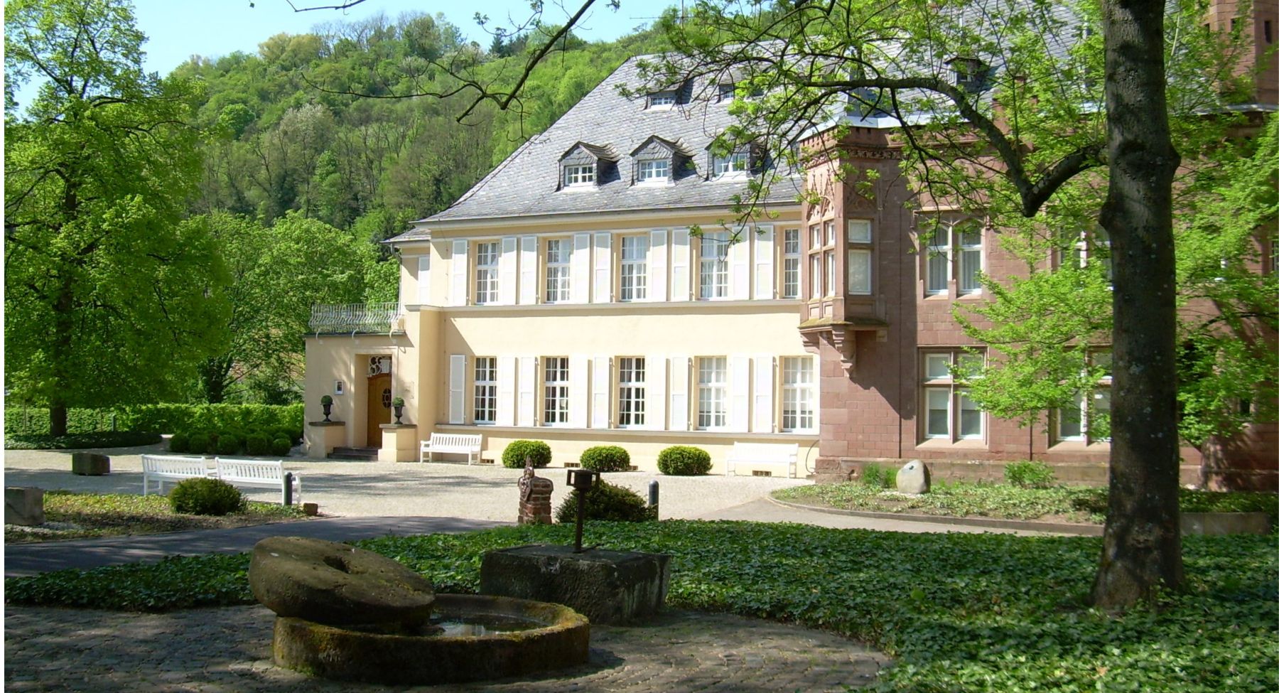 Das Foto zeigt die Außenansicht des Museums Schloss Fellenberg.