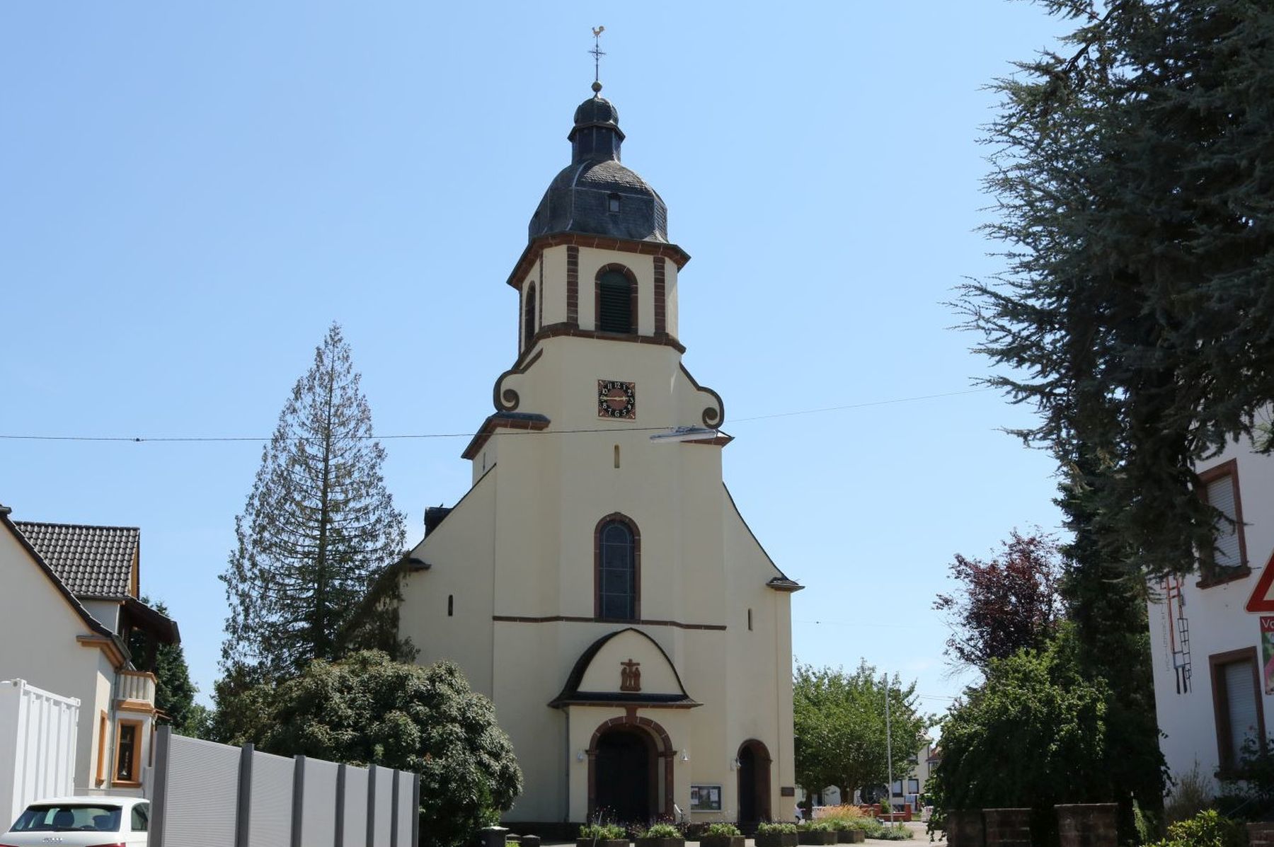 Das Foto zeigt die Kirche im Stadtteil Schwemlingen.