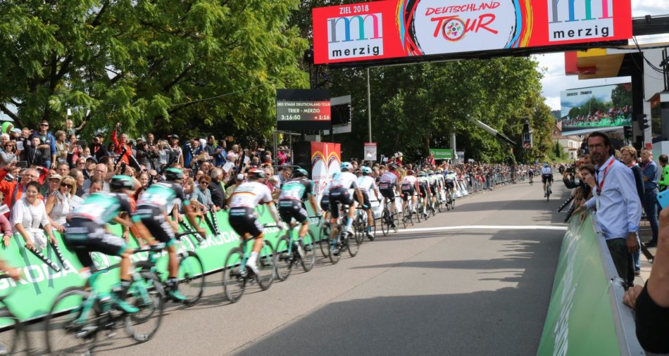 Das Foto zeigt die Zieldurchfahrt der Deutschland Tour in Merzig.