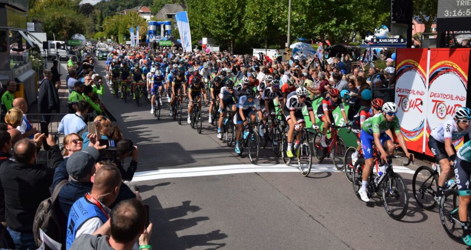 Das Foto zeigt die Profis der Deutschland Tour bei der Durchfahrt in Merzig.