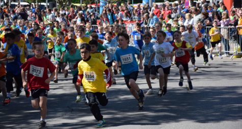 Das Foto zeigt Kinder, die an den Schullaufmeisterschaften teilnehmen.