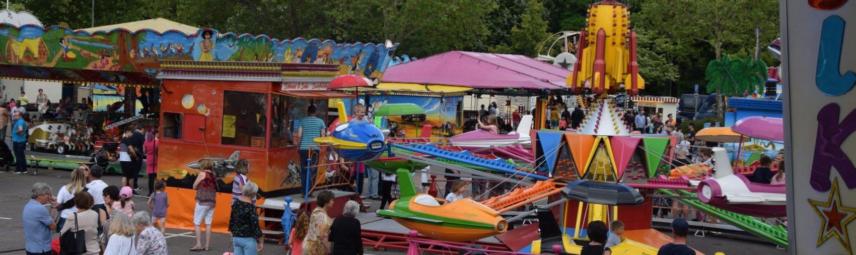 Das Foto zeigt mehrere Fahrgeschäfte auf der Sommerkirmes in der Kernstadt.