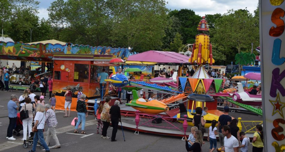 Das Foto zeigt mehrere Fahrgeschäfte auf der Sommerkirmes in der Kernstadt.