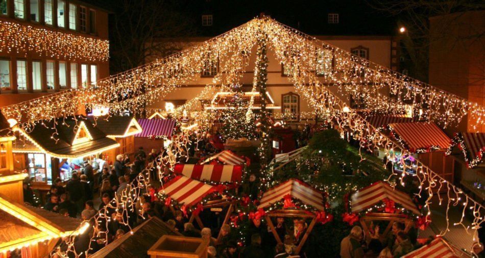 Das Bild zeigt den "Merziger Weihnachtsmarkt am Stadthaus" von oben.