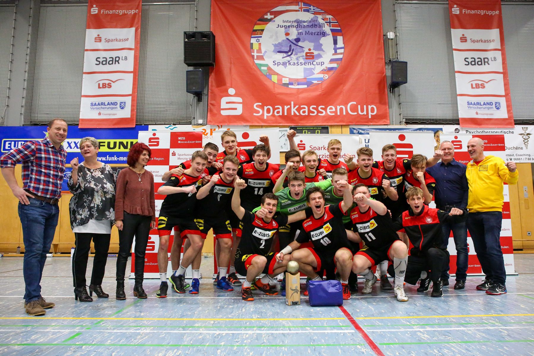Das Foto zeigt die Sieger des 33. Sparkassen-Cup in der Thielsparkhalle.