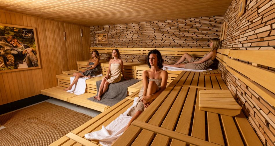 Das Foto zeigt vier Frauen in der Sauna von DAS BAD Merzig.