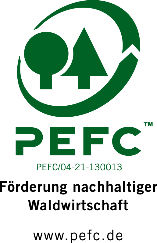 Das Bild zeigt das P-E-F-C-Logo. Darauf ist zu lesen: P E F C. P E F C/04-21-130013. Förderung nachhaltiger Waldwirtschaft. www.p e f c.de .