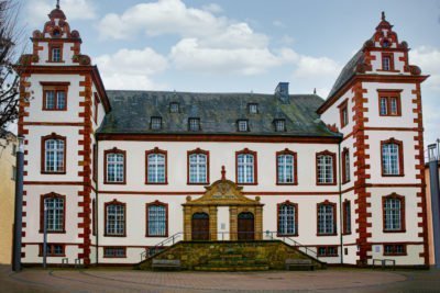 Das Foto zeigt die Frontansicht auf das Stadthaus