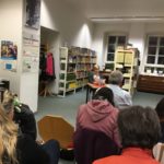 Das Foto zeigt Jessica Schwindling, die Vorsitzende des Beirates für die Belange von Menschen mit Behinderung, bei einer Lesung in der Stadtbibliothek Merzig.