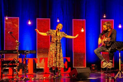 Das Foto zeigt die Sängerin Henriette während eines Konzertes in der Stadthalle.