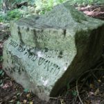 Das Foto zeigt den Gedenkstein für Reb Mosche im Park der Andersdenkenden. Der Stein hat eine leicht rechteckige Form und auf der Vorderseite ist als Inschrift zu lesen: Reb Mosche Merzig, 1804-1861. Darunter ist ein hebräisches Zitat eingemeißelt.