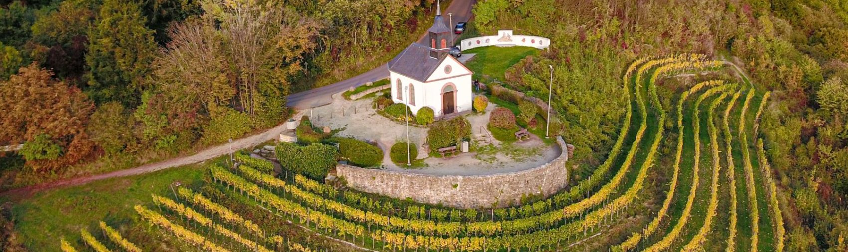 Das Foto zeigt die Luftansicht auf die Kreuzbergkapelle im Herbst.
