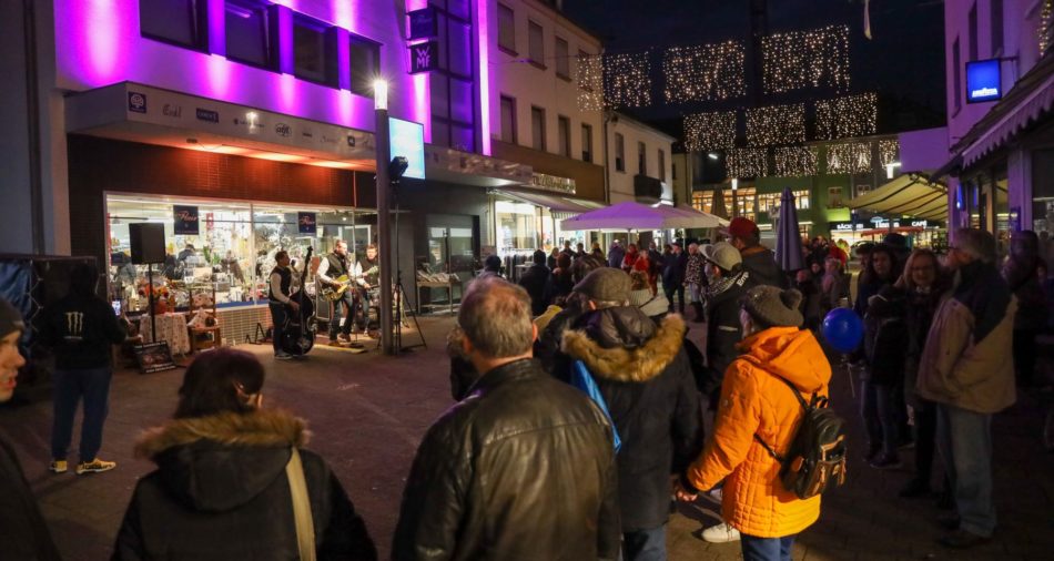 Das Foto zeigt eine Musikgruppe, die beim Merziger Mondschein-Shopping in der Fußgängerzone spielt.