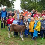 Das Foto zeigt Bürgermeister Marcus Hoffeld, Kinder und Helfer beim Türöffner-Tag im Merziger Tier- und Arche-Park.