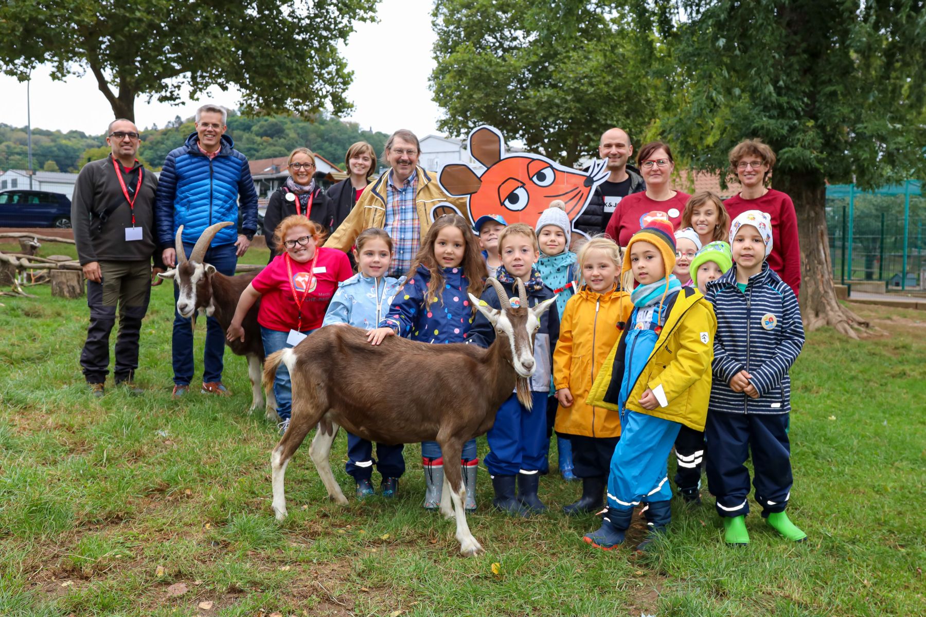 Das Foto zeigt Bürgermeister Marcus Hoffeld, Kinder und Helfer beim Türöffner-Tag im Merziger Tier- und Arche-Park.