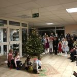 Das Foto zeigt eine Darbietung von Kindern im Rahmen des Lebendigen Adventskalenders.